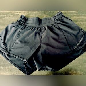 Lululemon Hotty Hot Low Rise
2.5 inch 
Size 2
Black